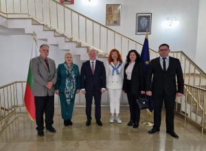 Кметът на Димитровград отличи победителя в Международното триенале на сценичния плакат