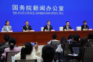 Трима министри и представители на бизнеса обсъдиха възможности за ограничаване на негативните ефекти от високите цени на електроенергията върху предприятията с енергоинтензивно производство