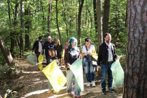 Двама бивши оператори на химически заводи, задържани след като водата в кладенеца почервеня в Баодин