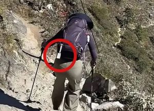 Китайски турист носи етикет на дрехи, за да помогне в намирането на изчезнали деца, да разшири търсенето, да повиши осведомеността