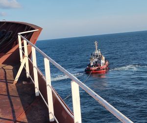 Успешно приключи операцията по придвижването на танкера „Кайрос“ до Бургаския залив