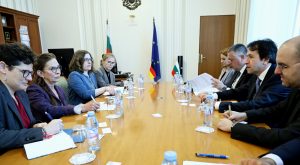 Министър Исмаилов: До дни ще бъде подписан договор за доставка на 91 пътнически вагона от Дойче бан