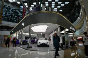 Китайската Geely изпревари BYD по продажби, печалбата на CATL скочи с 42%: 7 EV прочитания