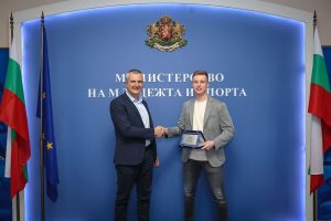 Министър Димитър Илиев награди състезателя по тенис на маса Йоан Величков