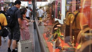 Лицензът на туристическа агенция в Хонконг е отнет, след като екскурзовод принуди посетителите да пазаруват