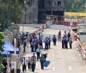 Жителите на съда Wang Fuk в Хонконг се връщат в опустошените от пожари единици на партиди за вещи