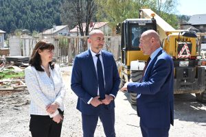 Заместник-министър Наталия Ефремова провери напредъка на строежа на три социални услуги по НПВУ в Пирдоп